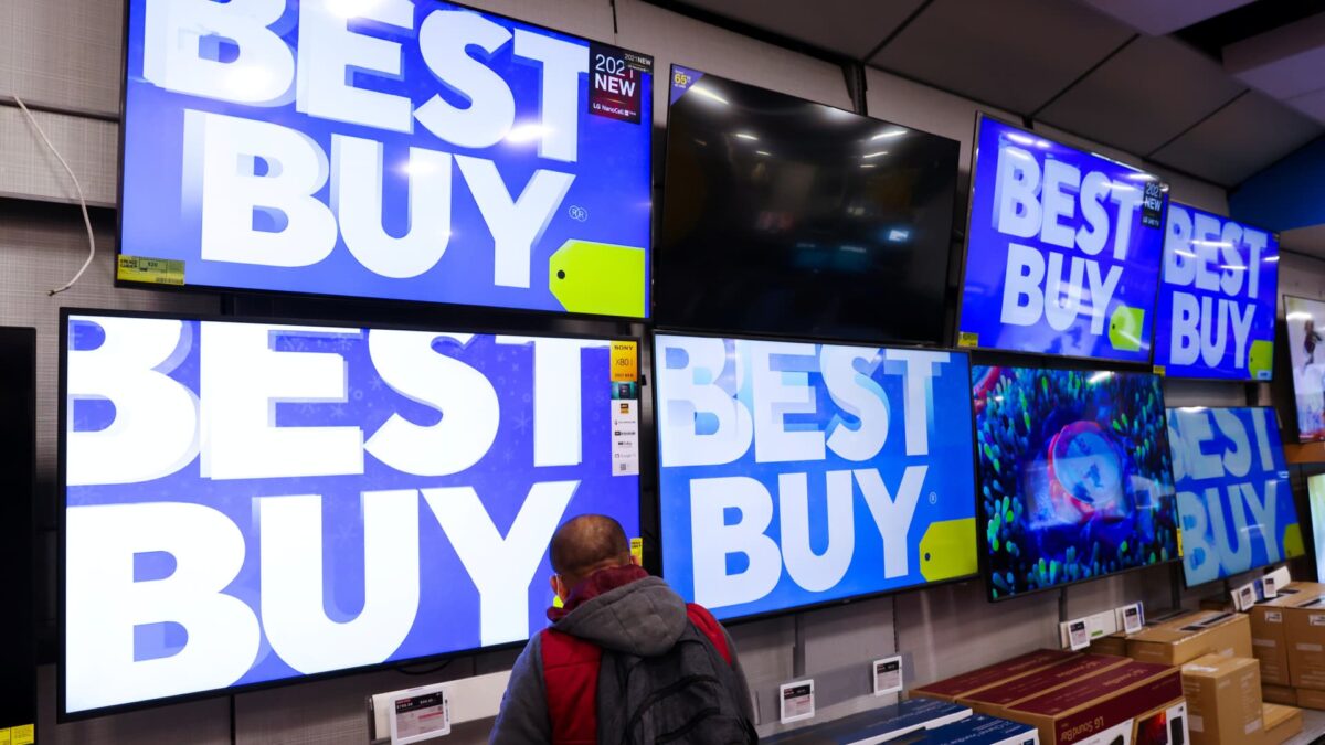 best-buy’s-quarterly-sales-drop,-as-inflation-weary-consumers-pull-back-on-spending