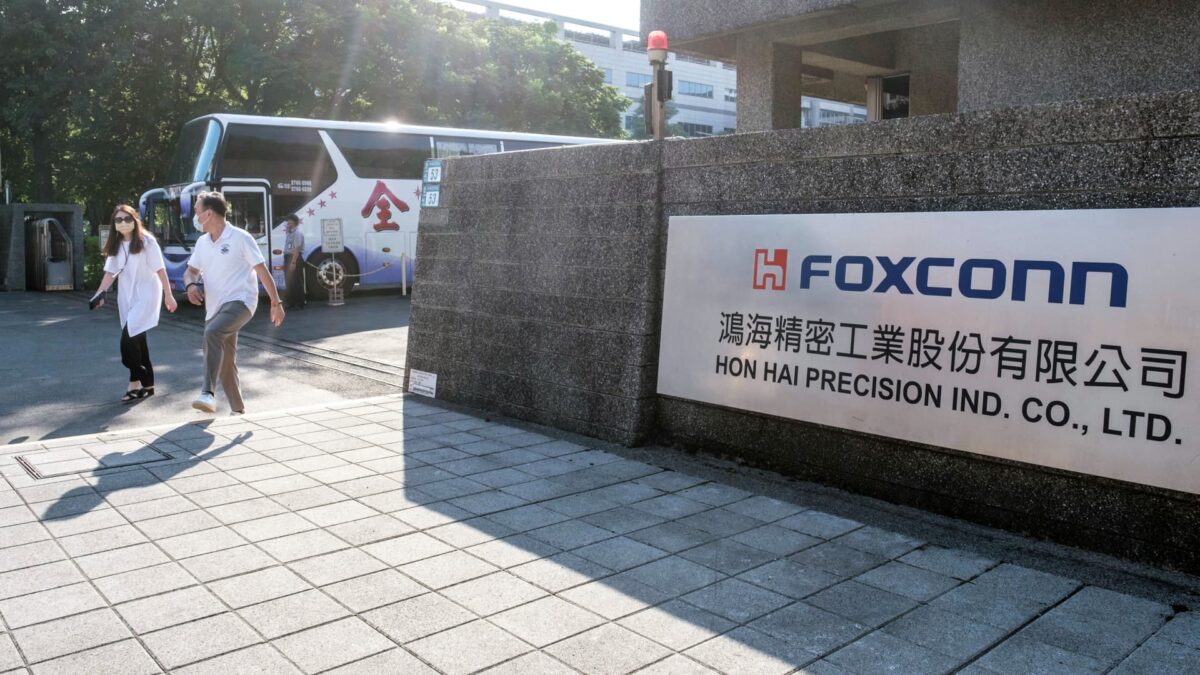 apple-supplier-foxconn-cautious-on-outlook-as-smartphone-sales-slow