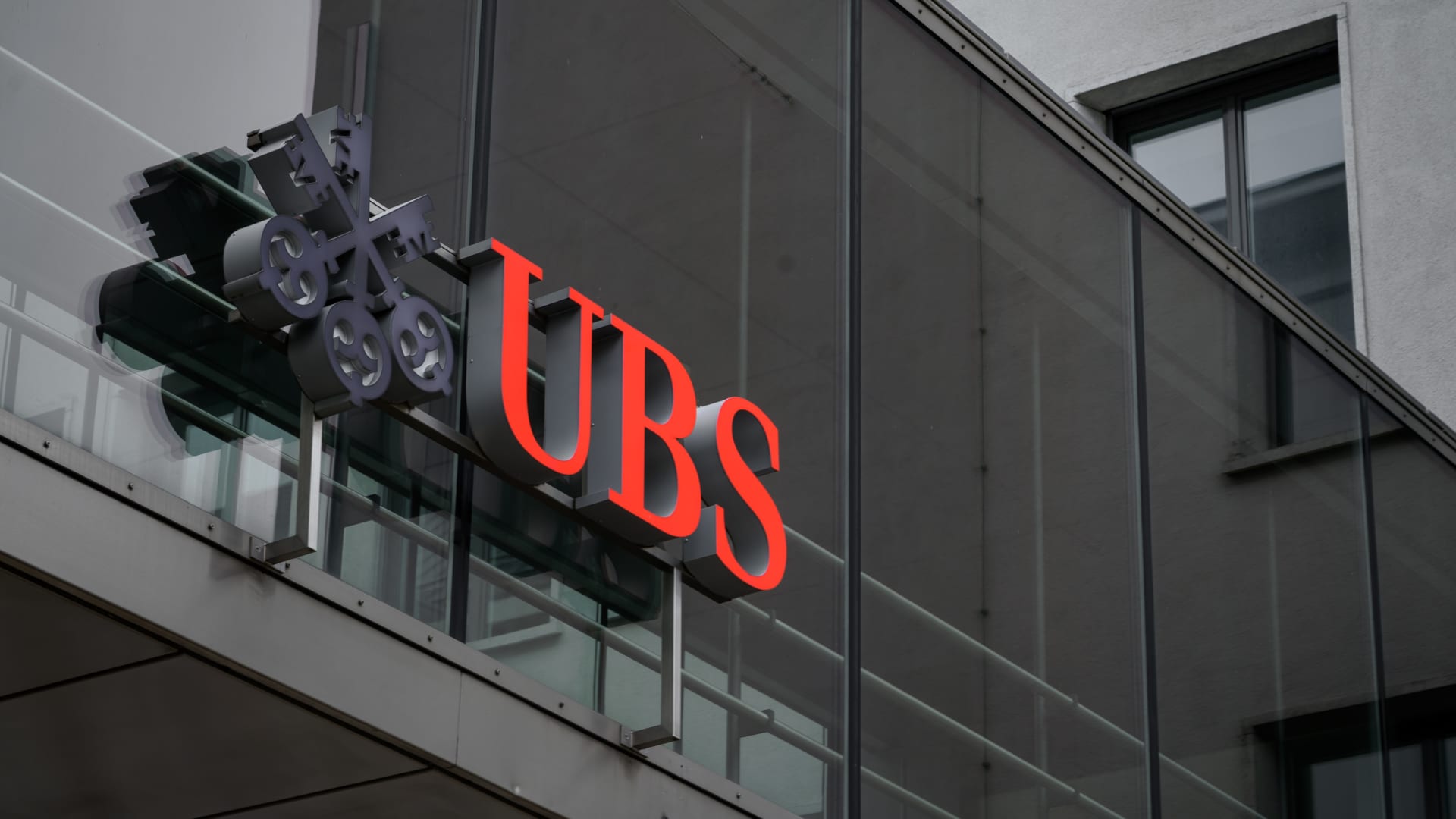 swiss-bank-ubs-posts-24%-profit-slide-but-beats-analyst-expectations