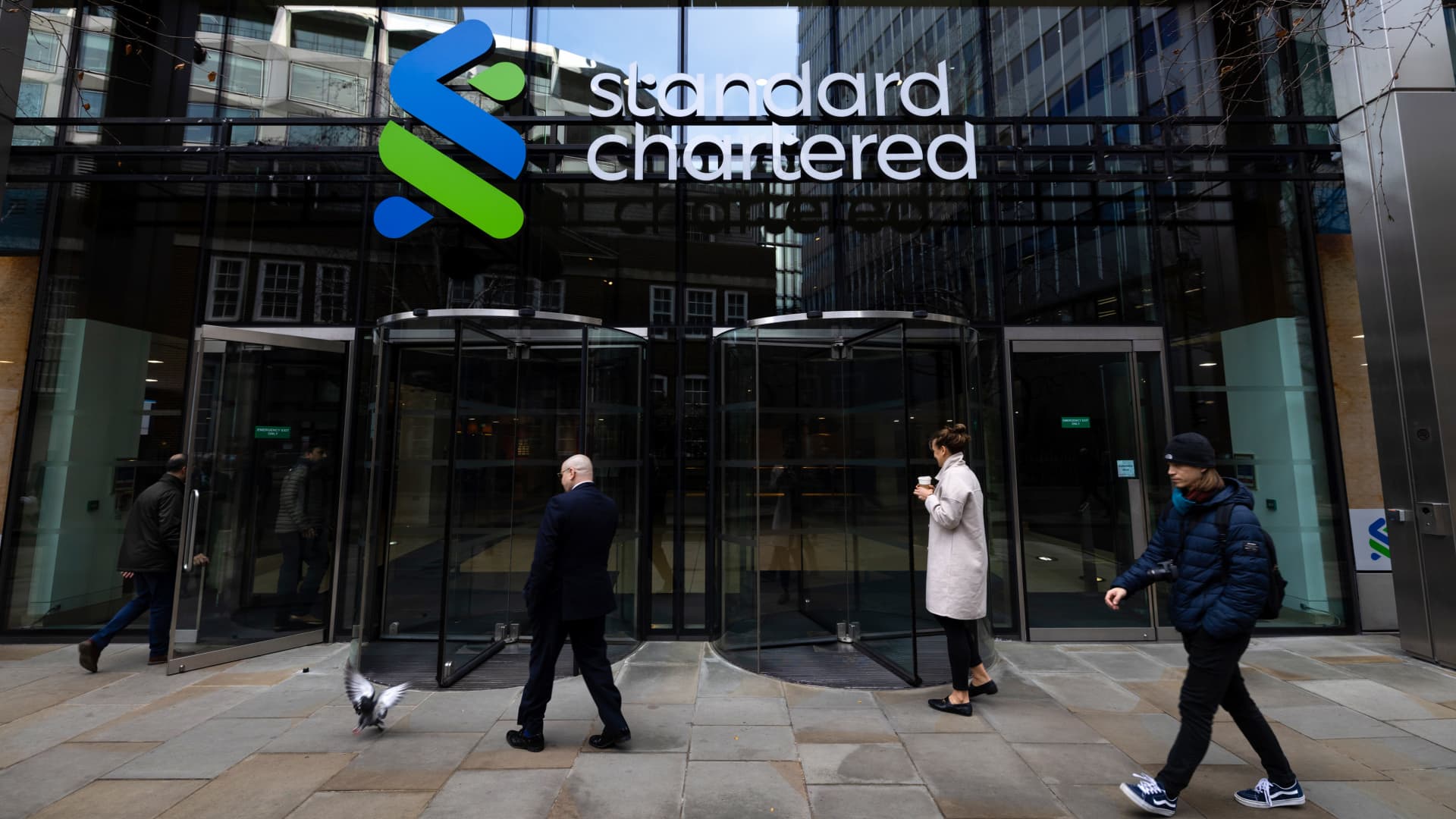 standard-chartered-third-quarter-profit-jumps-40%,-beats-estimates