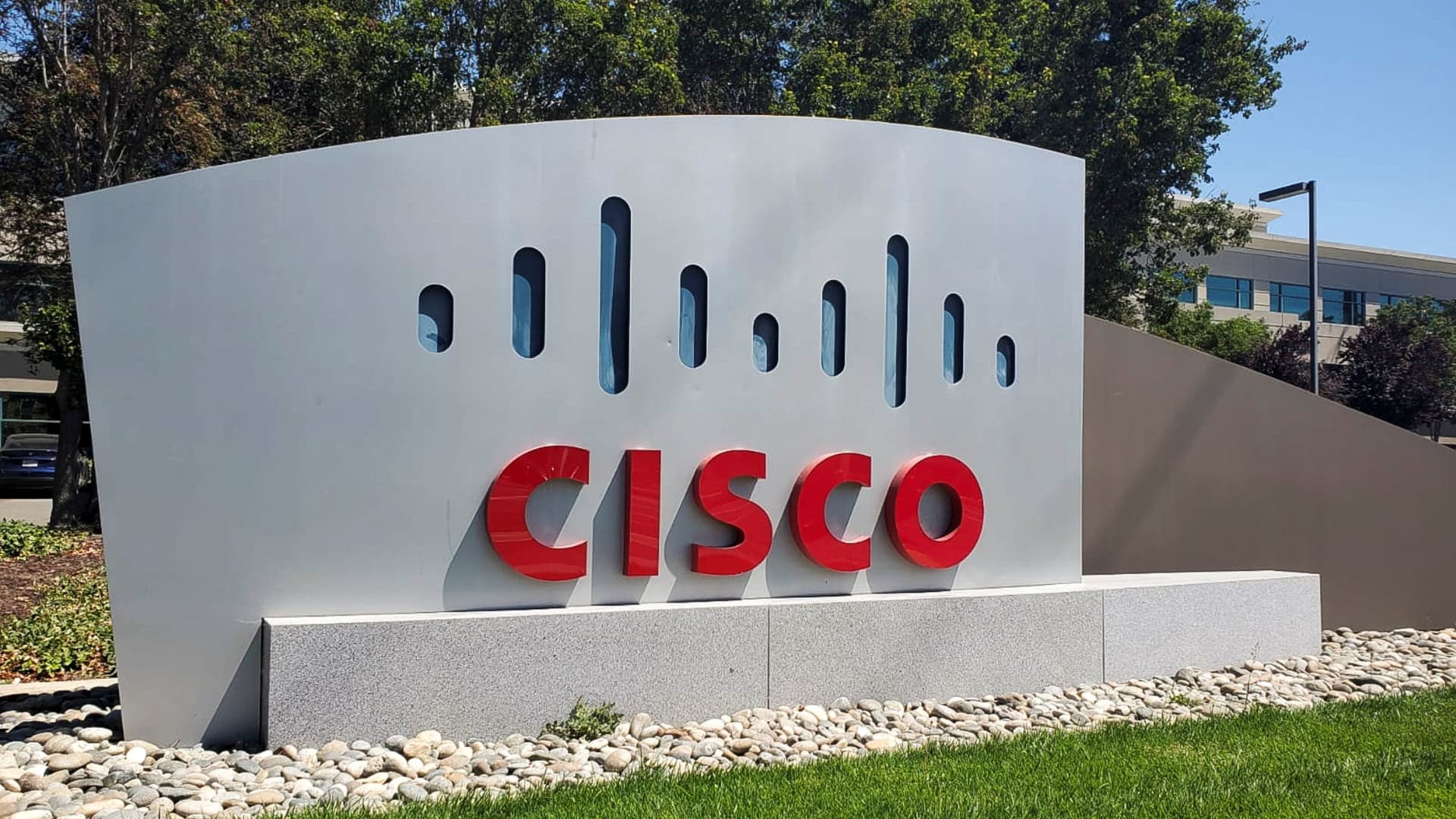 cisco-shares-pop-on-earnings-beat-and-increased-2023-forecast