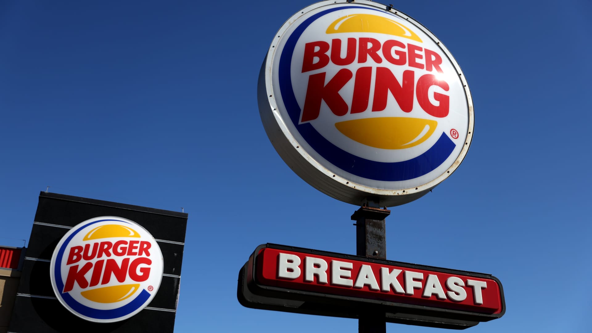 restaurant-brands’-earnings-top-estimates-as-sales-rise-at-burger-king,-tim-hortons