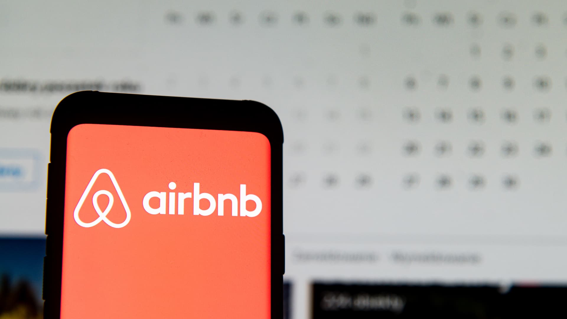 shares-of-airbnb-tumble-13%-on-low-fourth-quarter-guidance