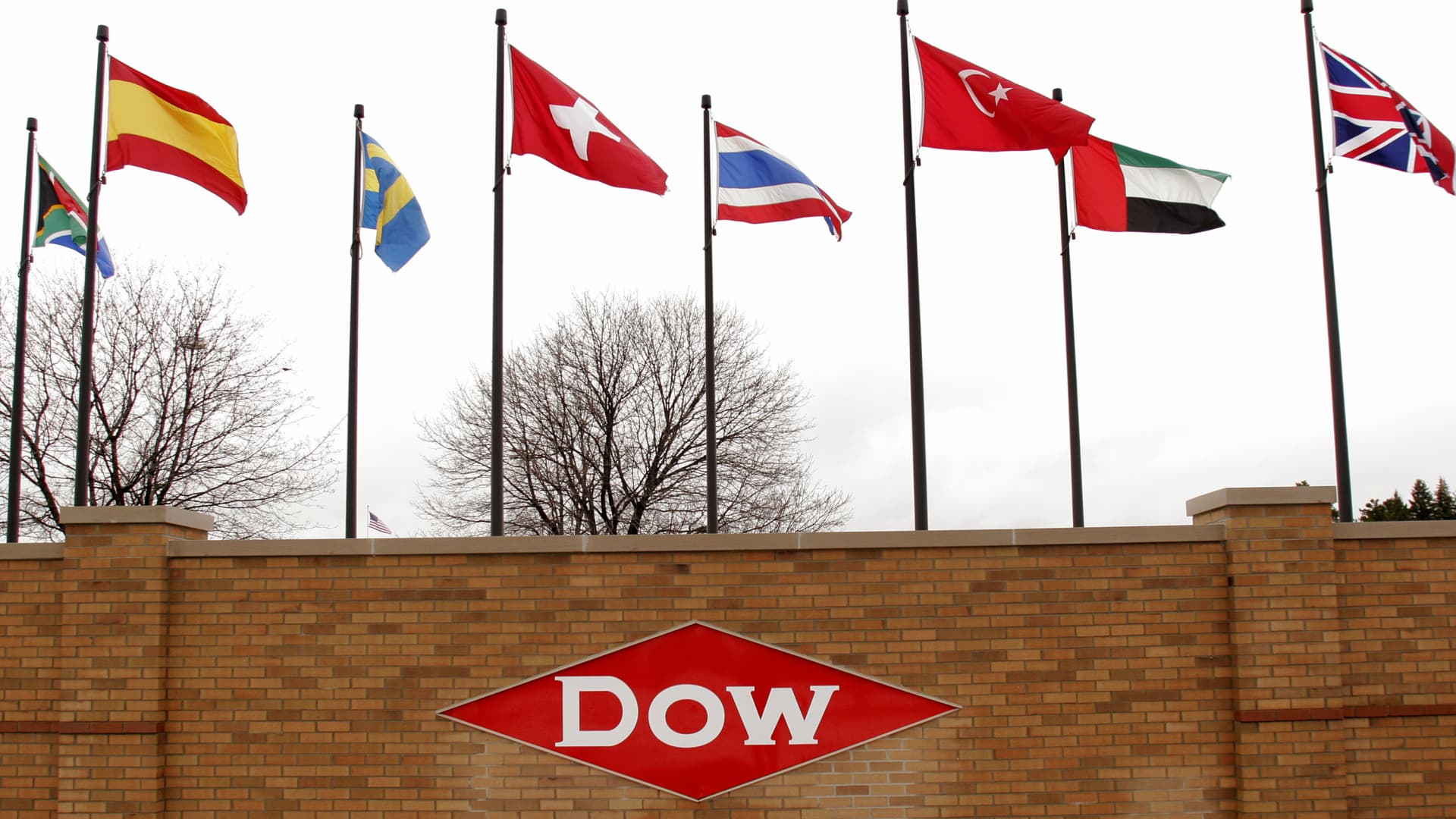 dow-posts-dour-quarterly-results,-plans-to-slash-2,000-jobs