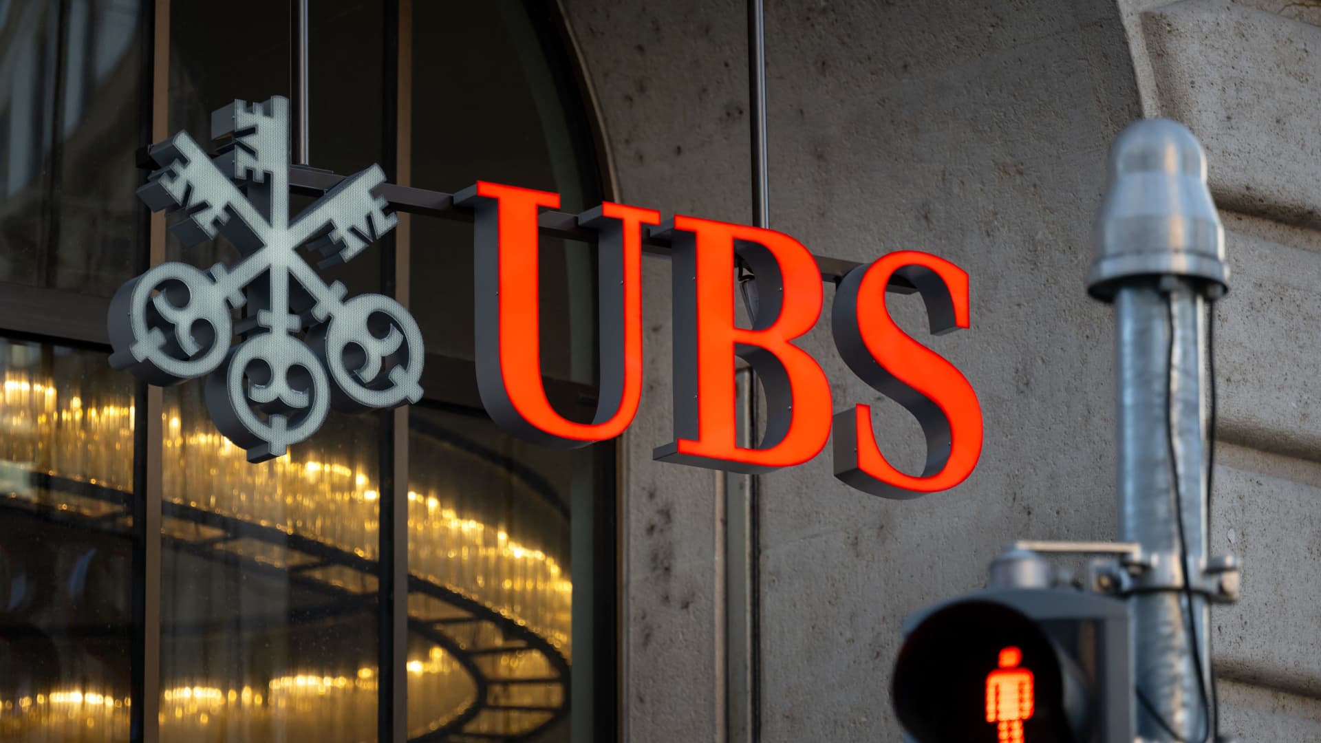 ubs-gets-a-boost-from-higher-interest-rates,-but-warns-of-‘uncertain’-year-ahead