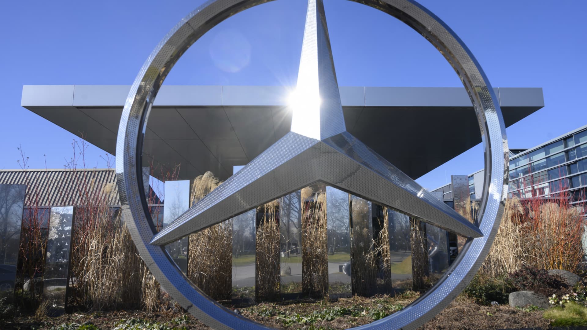 mercedes-benz-flags-market-uncertainty-despite-2022-earnings-boost