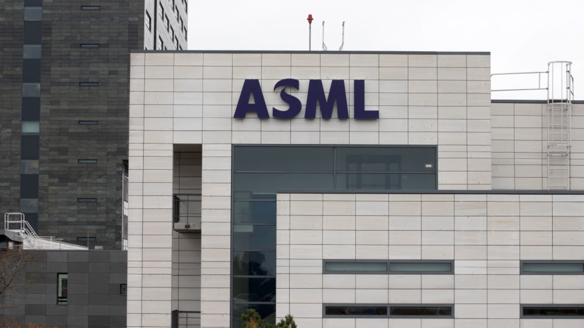 asml-beats-first-quarter-earnings-estimates,-customers-‘adjusting’-orders-due-to-chip-market