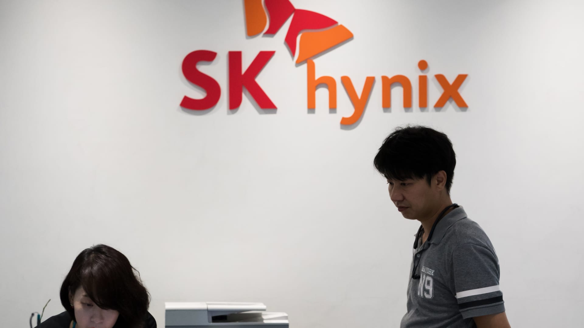 sk-hynix,-one-of-the-biggest-memory-chipmakers,-reports-record-quarterly-loss-as-prices-slump