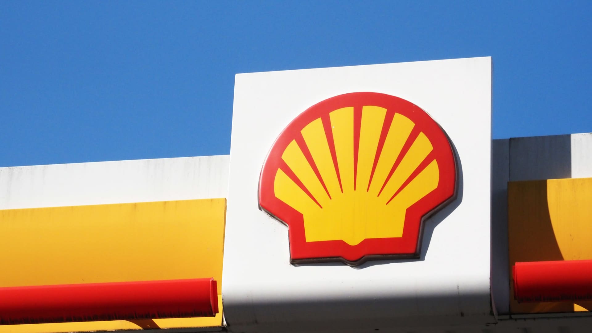 shell-beats-expectations-with-$9.6-billion-in-first-quarter-profit,-boosted-by-fuel-trading