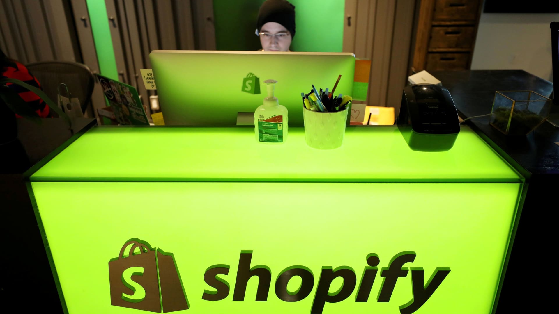 shopify-cuts-20%-of-its-workforce;-shares-surge-on-earnings-beat