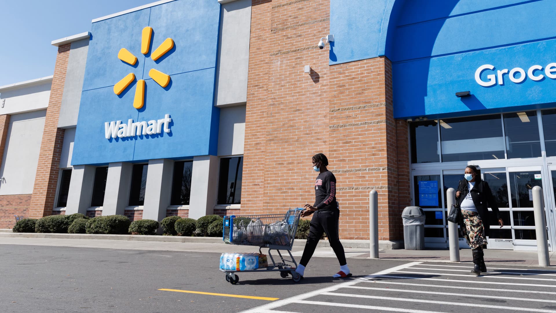 walmart-raises-full-year-guidance,-as-earnings-beat-on-boost-from-grocery-and-online-businesses