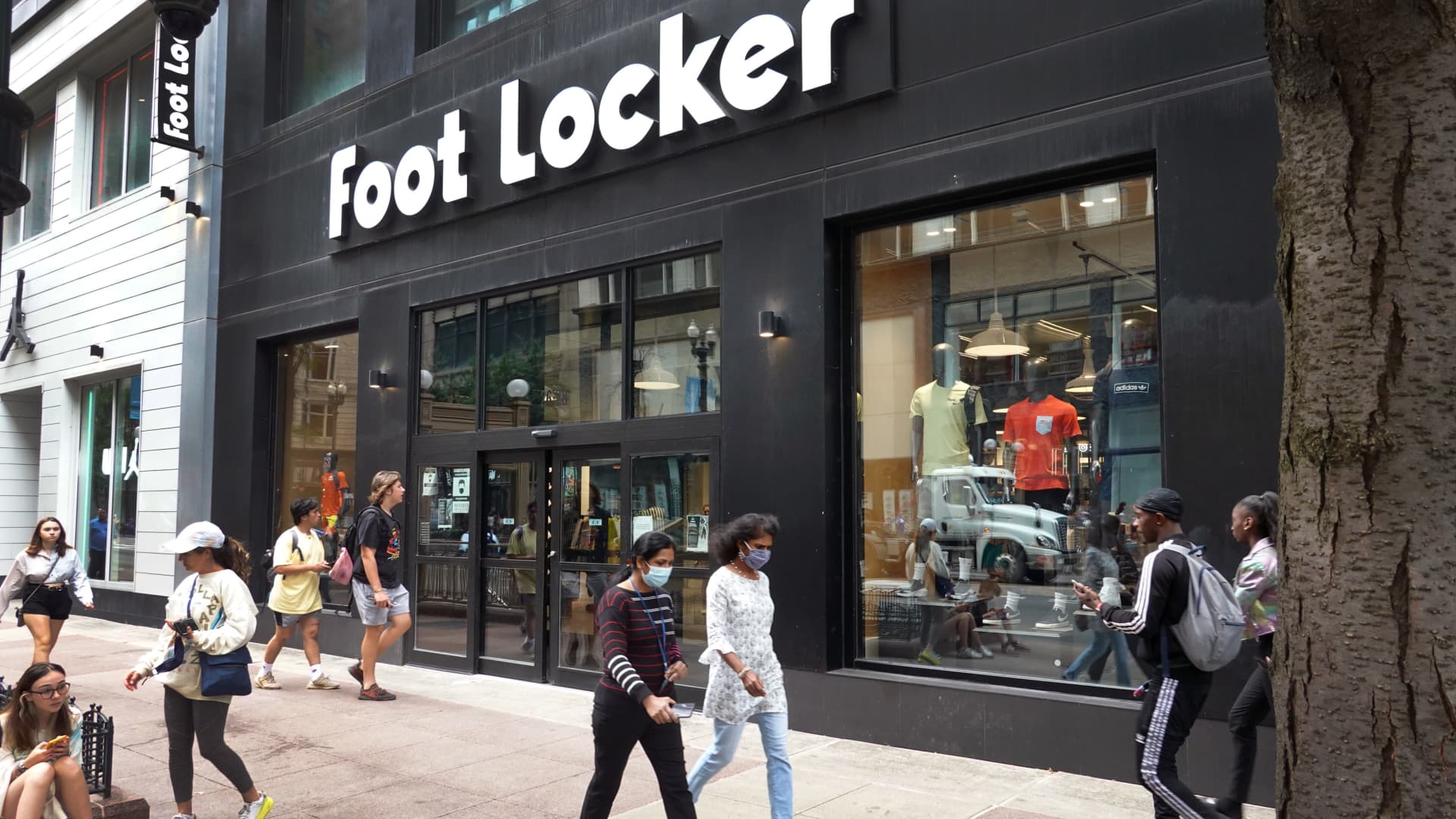 foot-locker-shares-drop-25%-after-big-earnings-miss,-lower-guidance