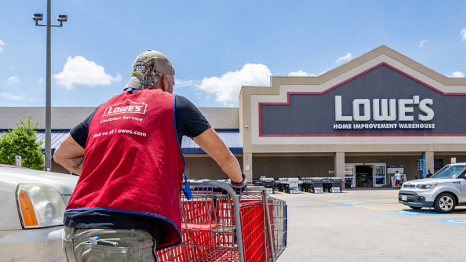 lowe’s-cuts-full-year-sales-forecast,-as-spending-on-do-it-yourself-projects-weakens