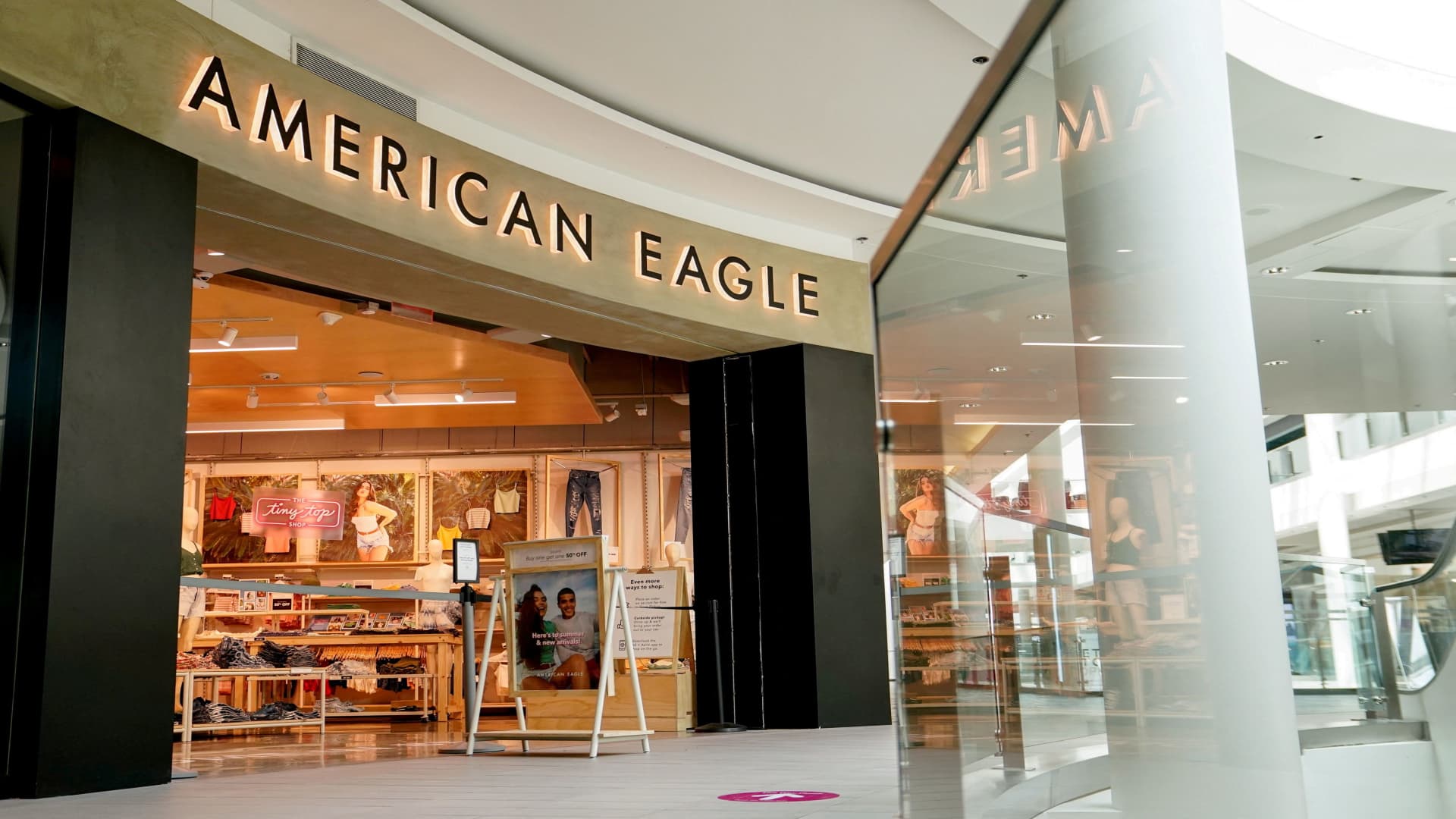 american-eagle-outfitters-shares-plunge,-as-retailer-lowers-forecast