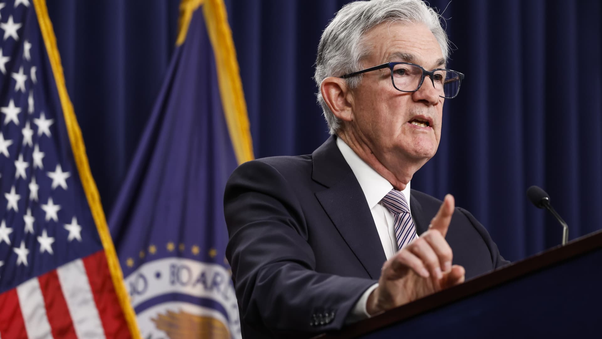 the-fed-forecasts-two-more-hikes-in-2023,-taking-rates-as-high-as-5.6%