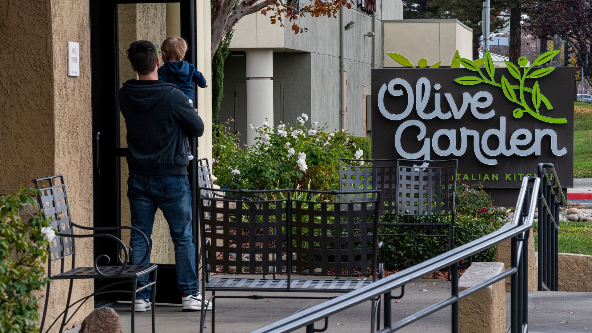 olive-garden-parent-earnings-beat-estimates,-fueled-by-strong-longhorn-steakhouse-sales