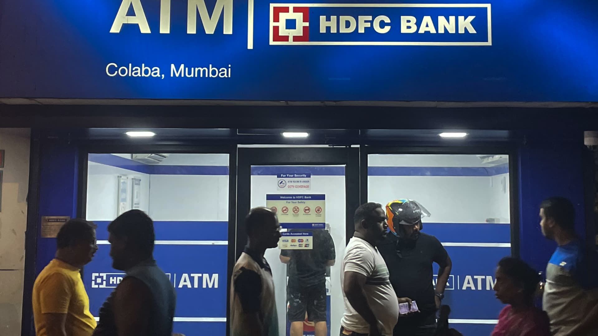 hdfc-bank-director-says-indian-mega-merger-won’t-face-‘insurmountable-challenges’