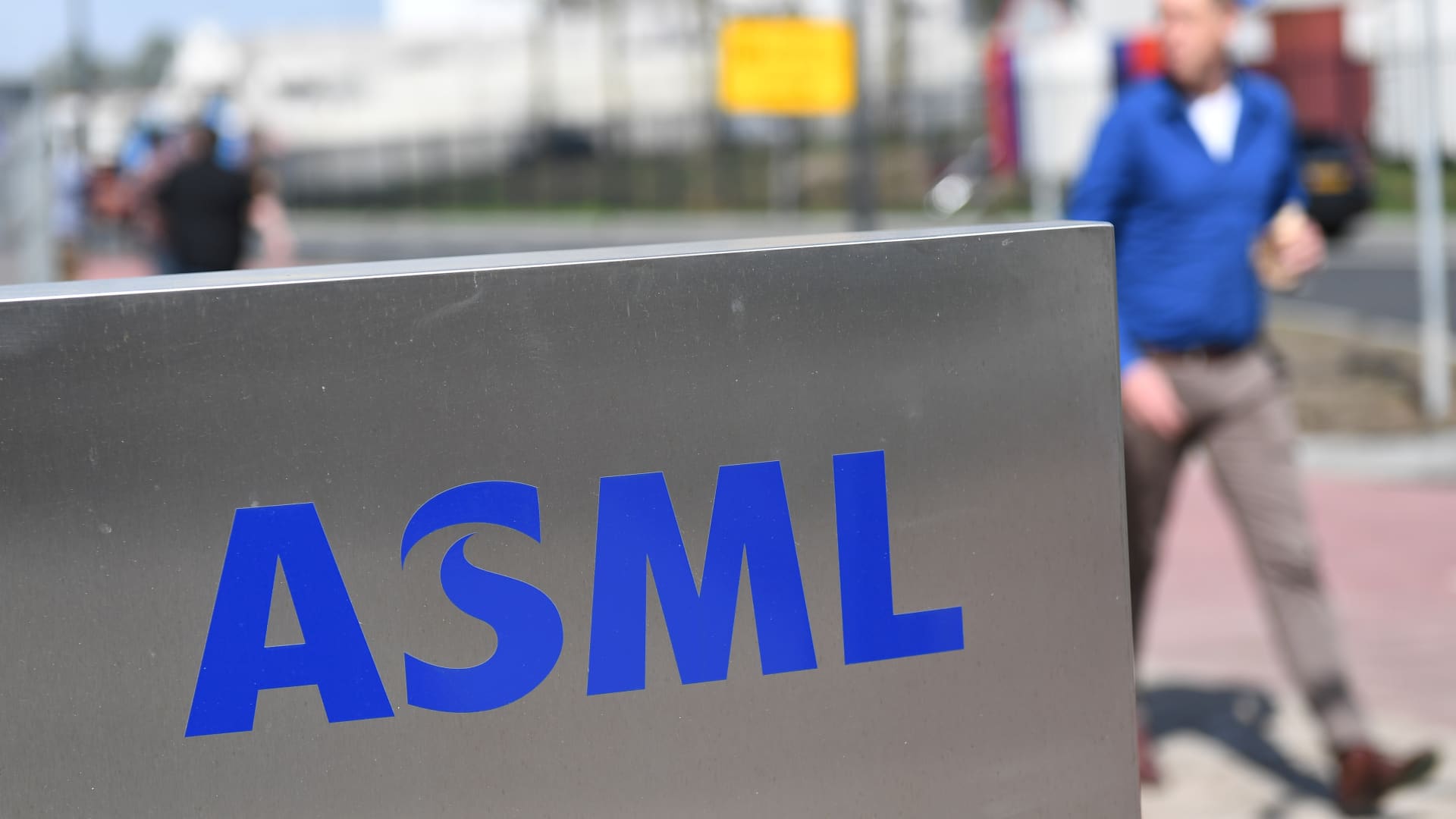 critical-chip-firm-asml,-caught-in-china-export-restrictions,-posts-38%-rise-in-profit