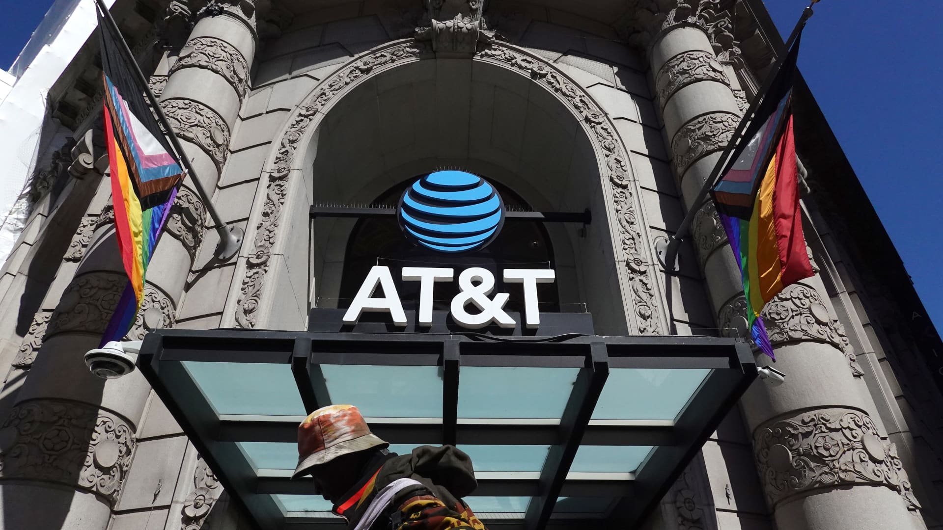 at&t-tops-free-cash-flow-estimates-on-cost-cuts,-subscriber-additions