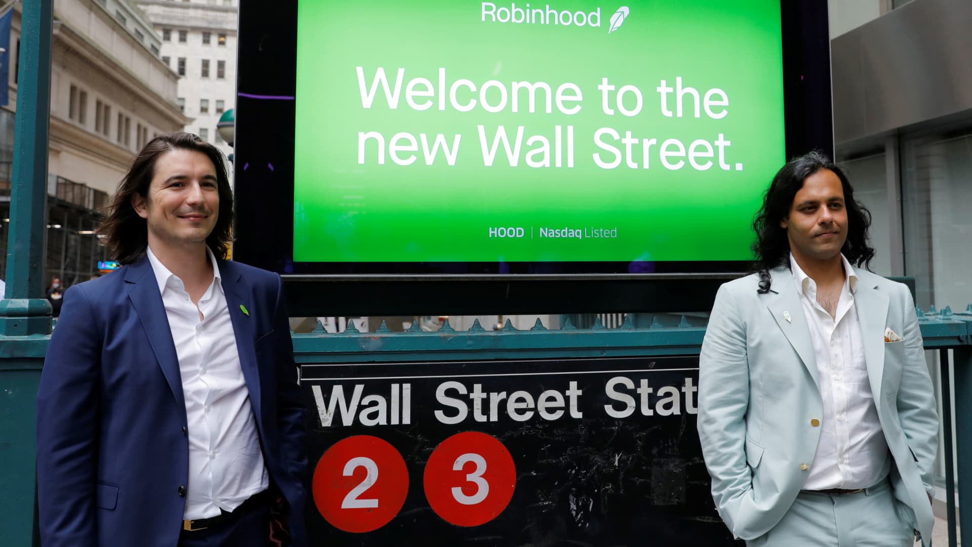 stocks-making-the-biggest-moves-after-hours:-paypal,-robinhood,-qualcomm,-clorox,-doordash-and-more