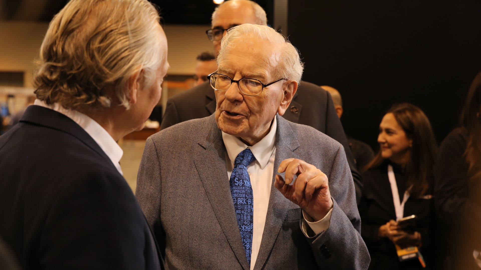 warren-buffett-says-he’s-not-worried-about-fitch’s-us.-downgrade