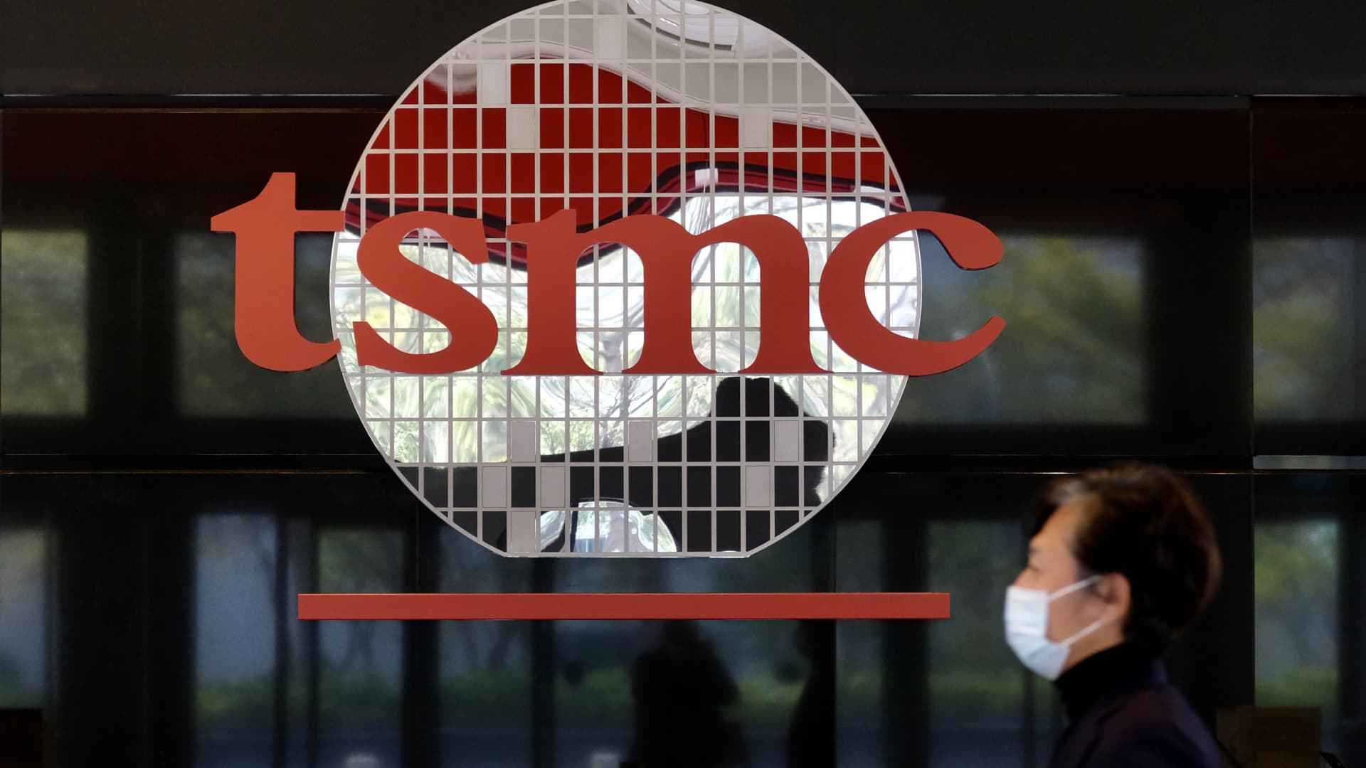 world’s-largest-chipmaker-tsmc-sees-biggest-drop-in-profit-in-nearly-five-years