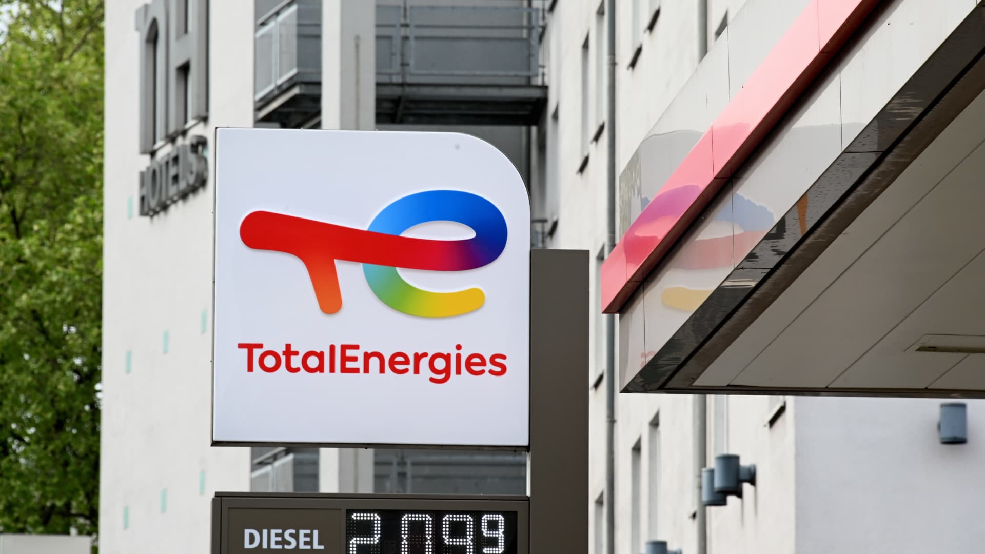 totalenergies-sticks-to-share-buyback-plans-despite-net-income-drop