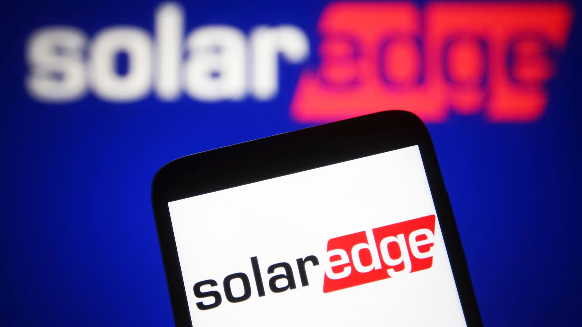 solaredge-shares-sink-after-company-offers-weak-q4-guidance