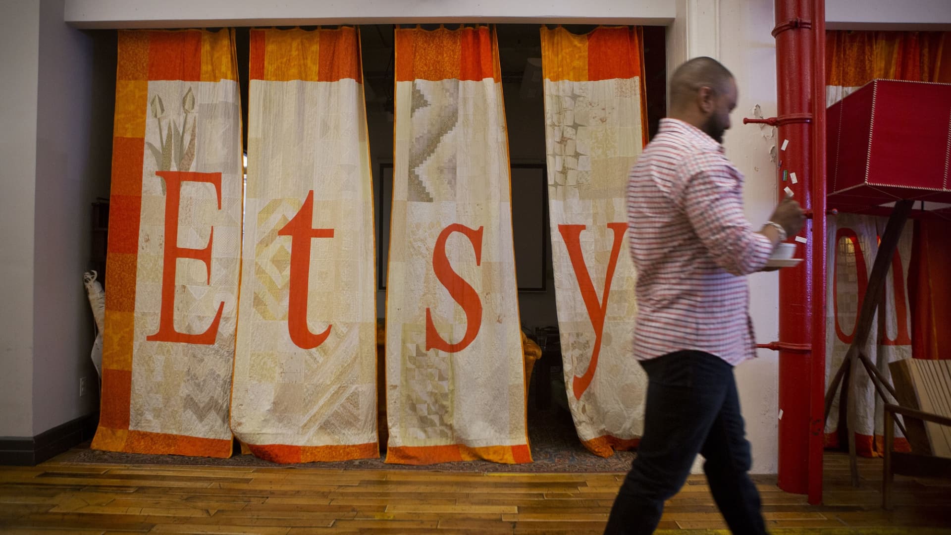 etsy-shares-slip-on-light-revenue-and-forecast-decline-in-gross-merchandise-sales