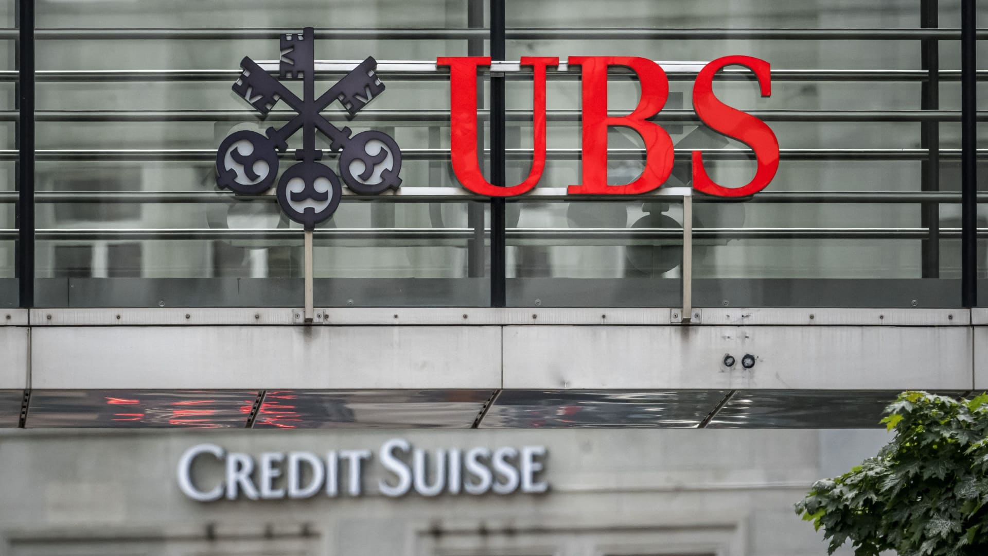 ubs-resumes-selling-the-bonds-at-the-heart-of-credit-suisse-controversy