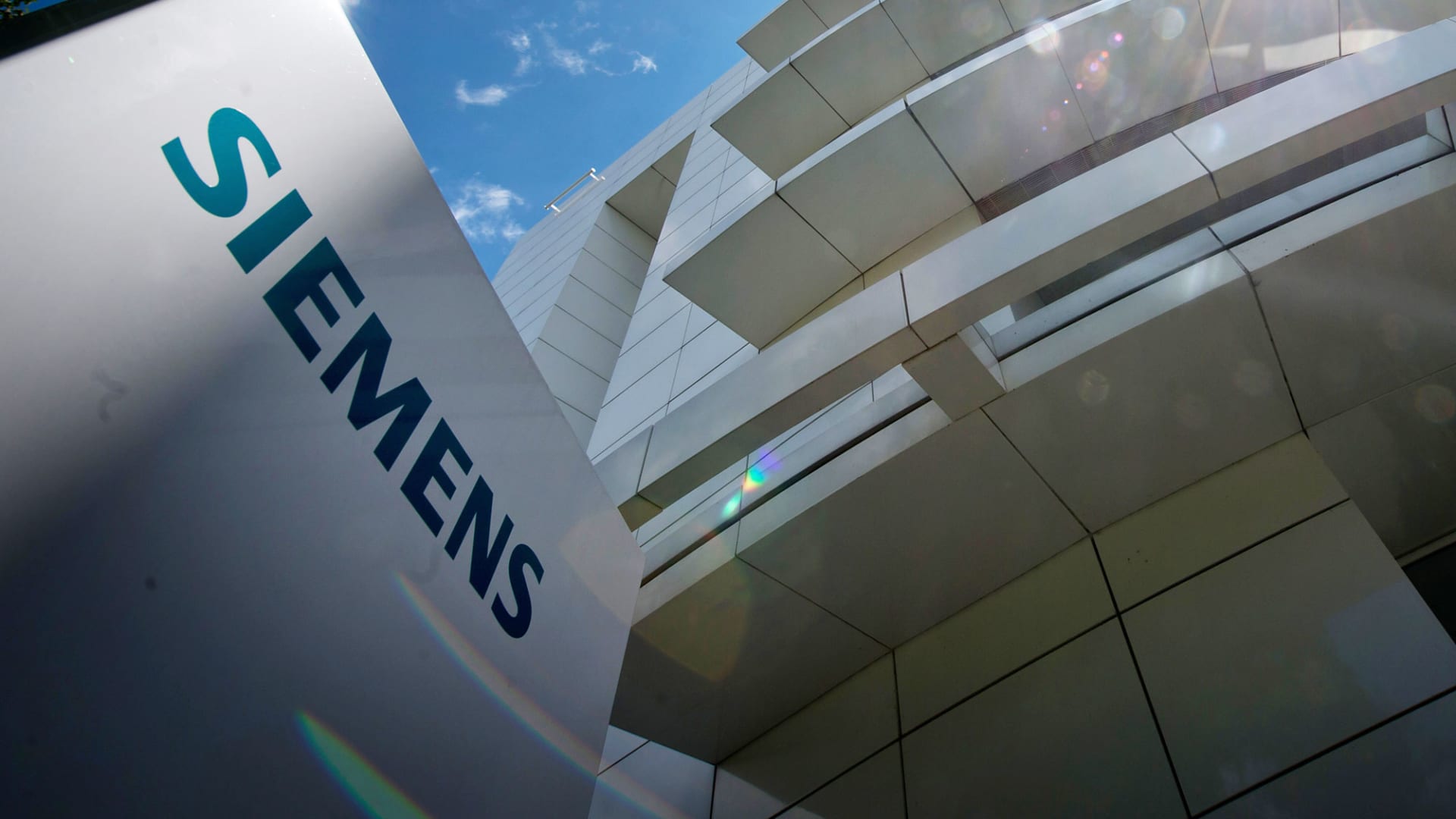 siemens-beats-earnings-forecasts,-says-sales-growth-to-slow-in-2024