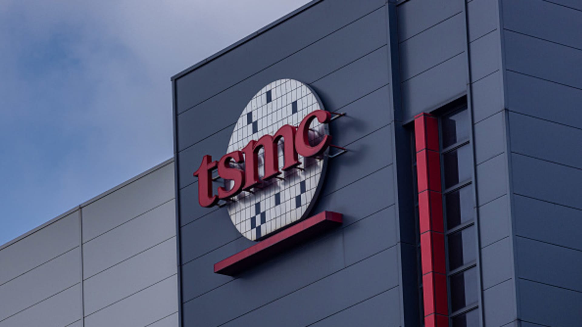 tsmc-posts-flat-fourth-quarter-revenue-but-beats-expectations