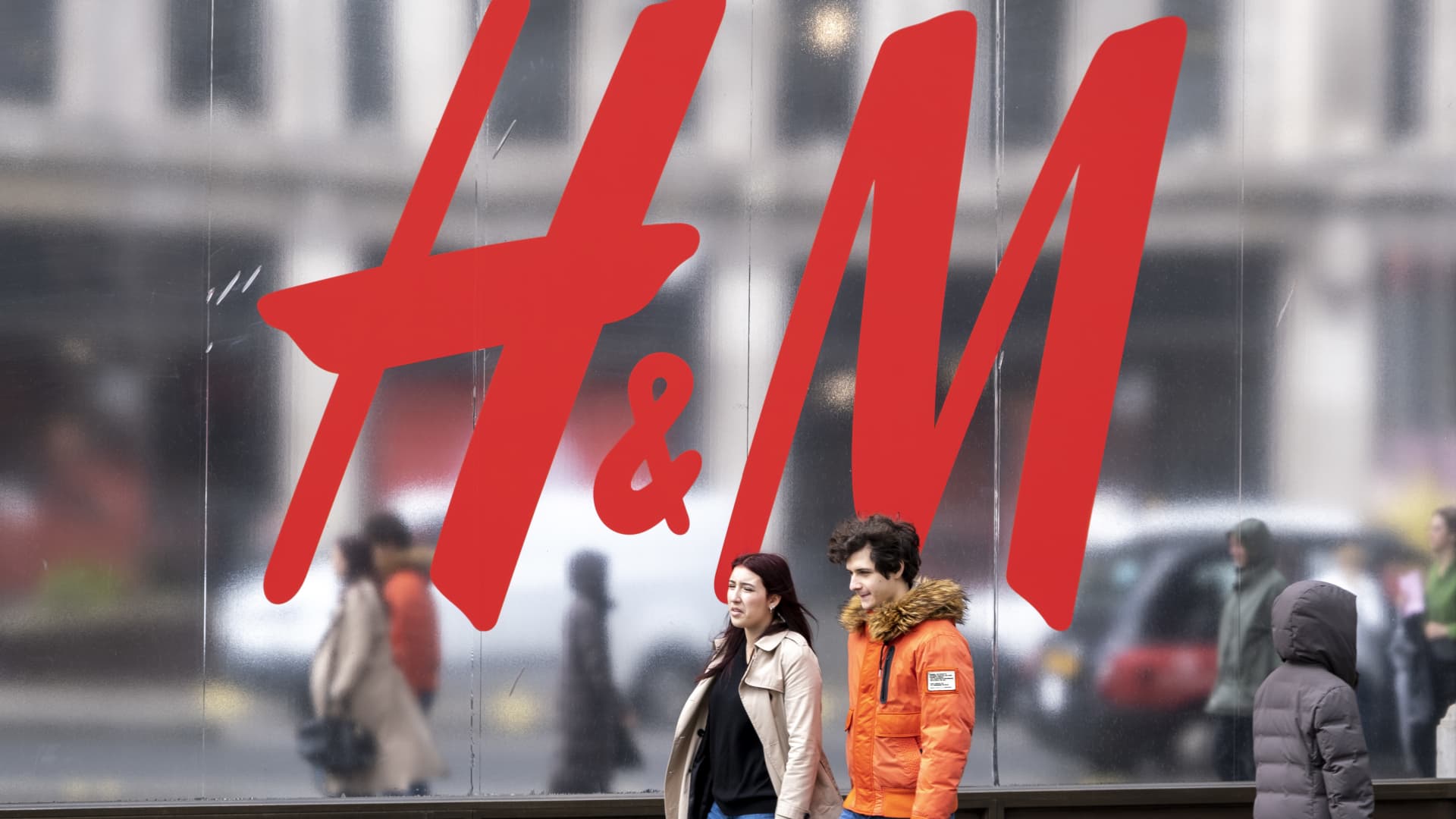 h&m-shares-tumble-10%-after-weaker-sales-and-surprise-ceo-exit