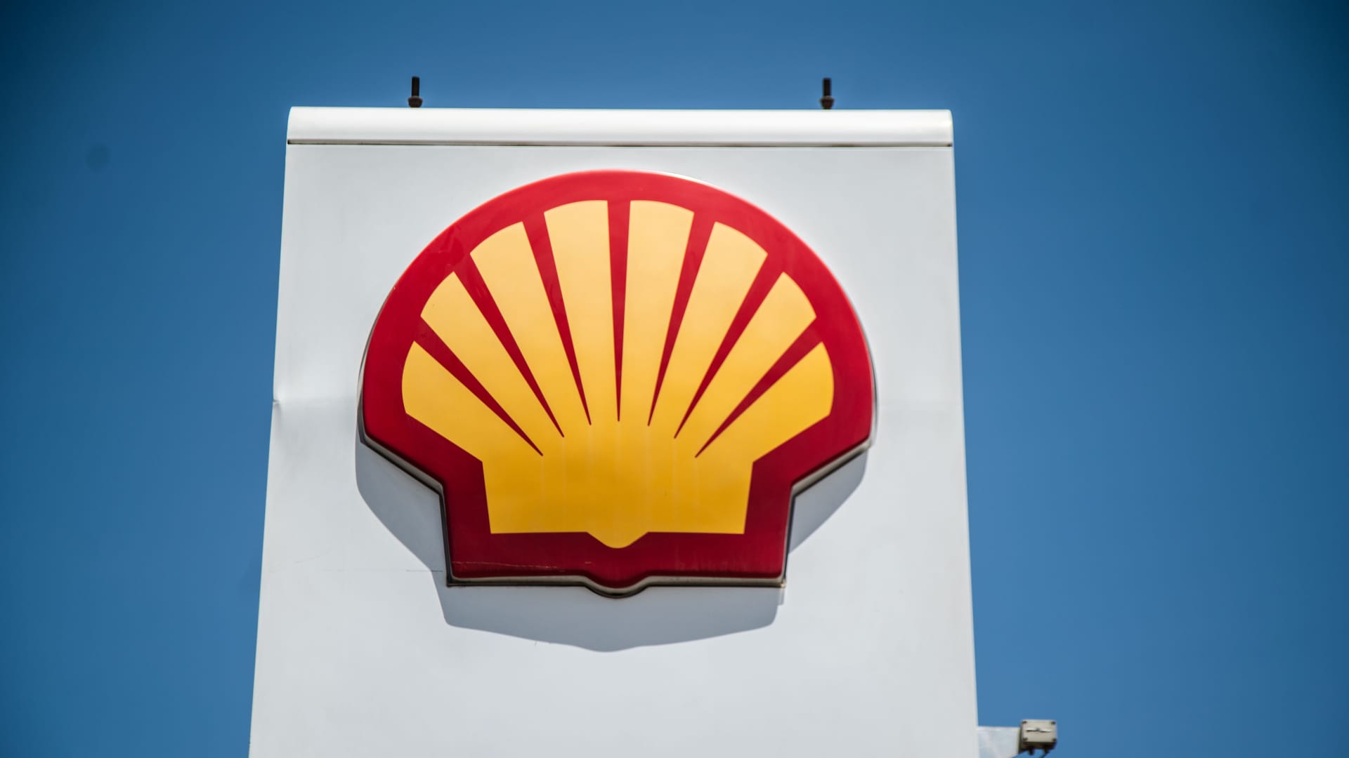 oil-giant-shell-posts-full-year-profit-beat,-announces-$3.5-billion-share-buyback