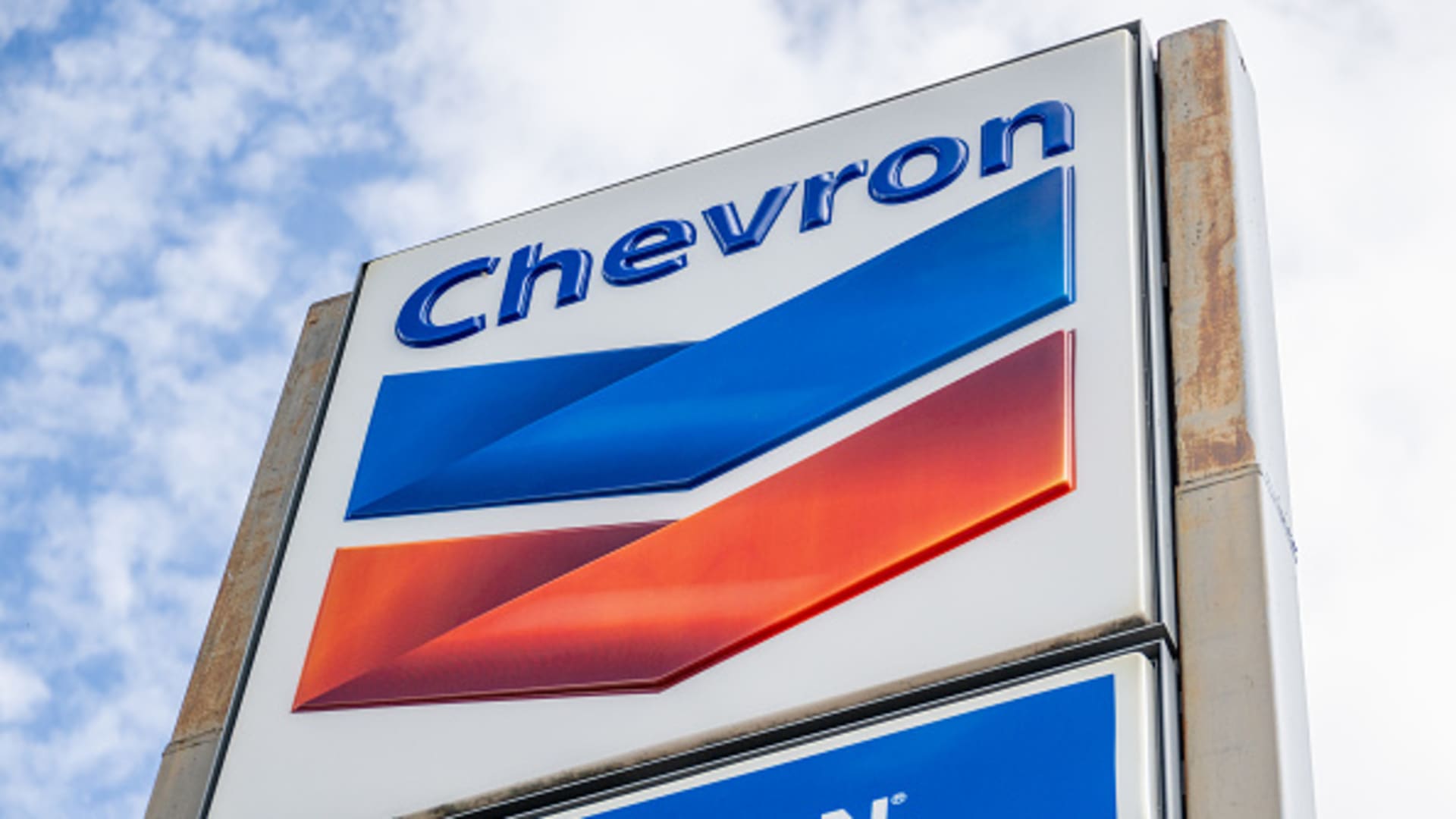 chevron-earnings-fall-but-shareholders-see-record-windfall-in-2023,-company-raises-dividend-8%