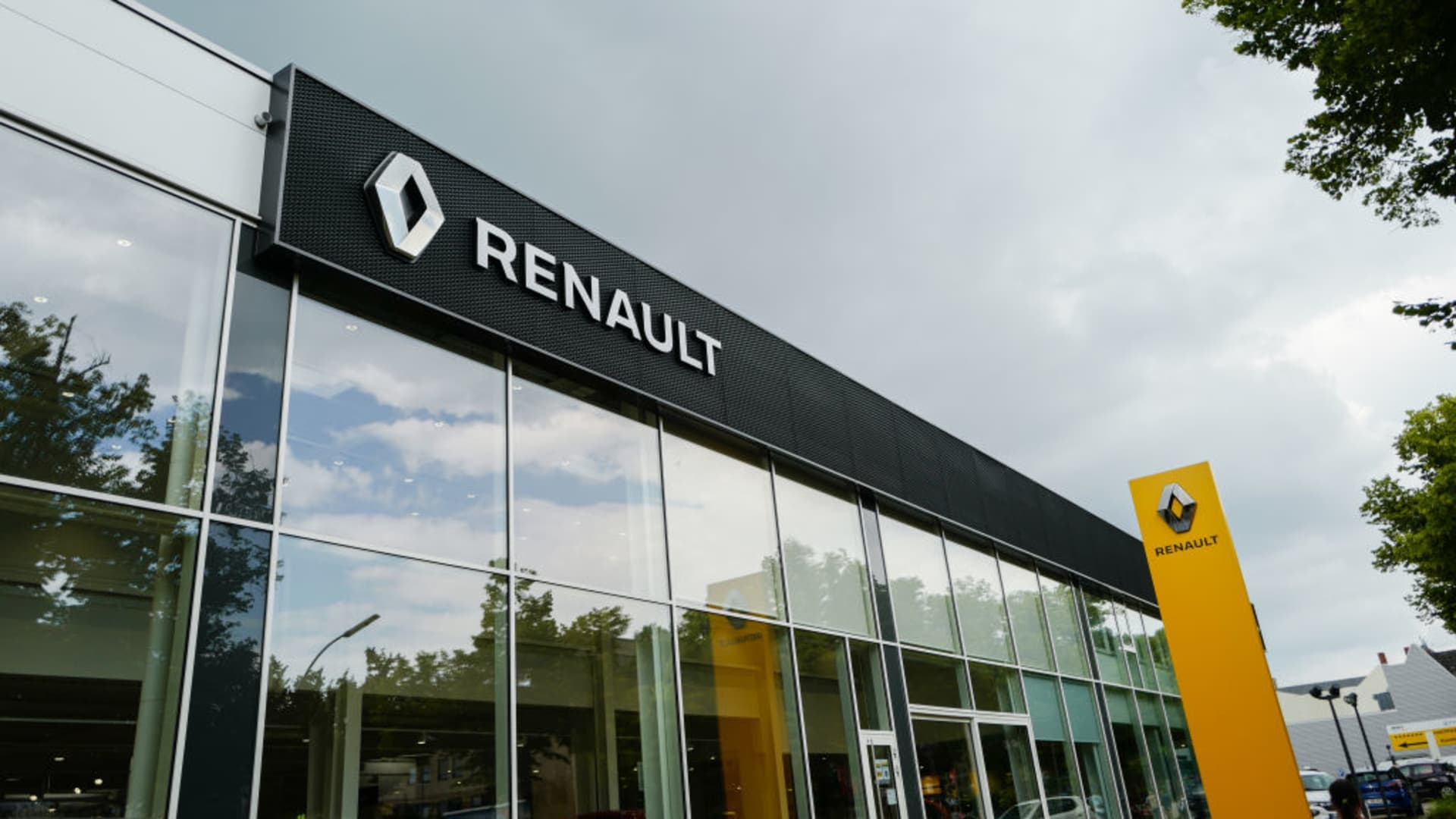 renault-shares-up-7%-as-carmaker-plans-dividend-hike