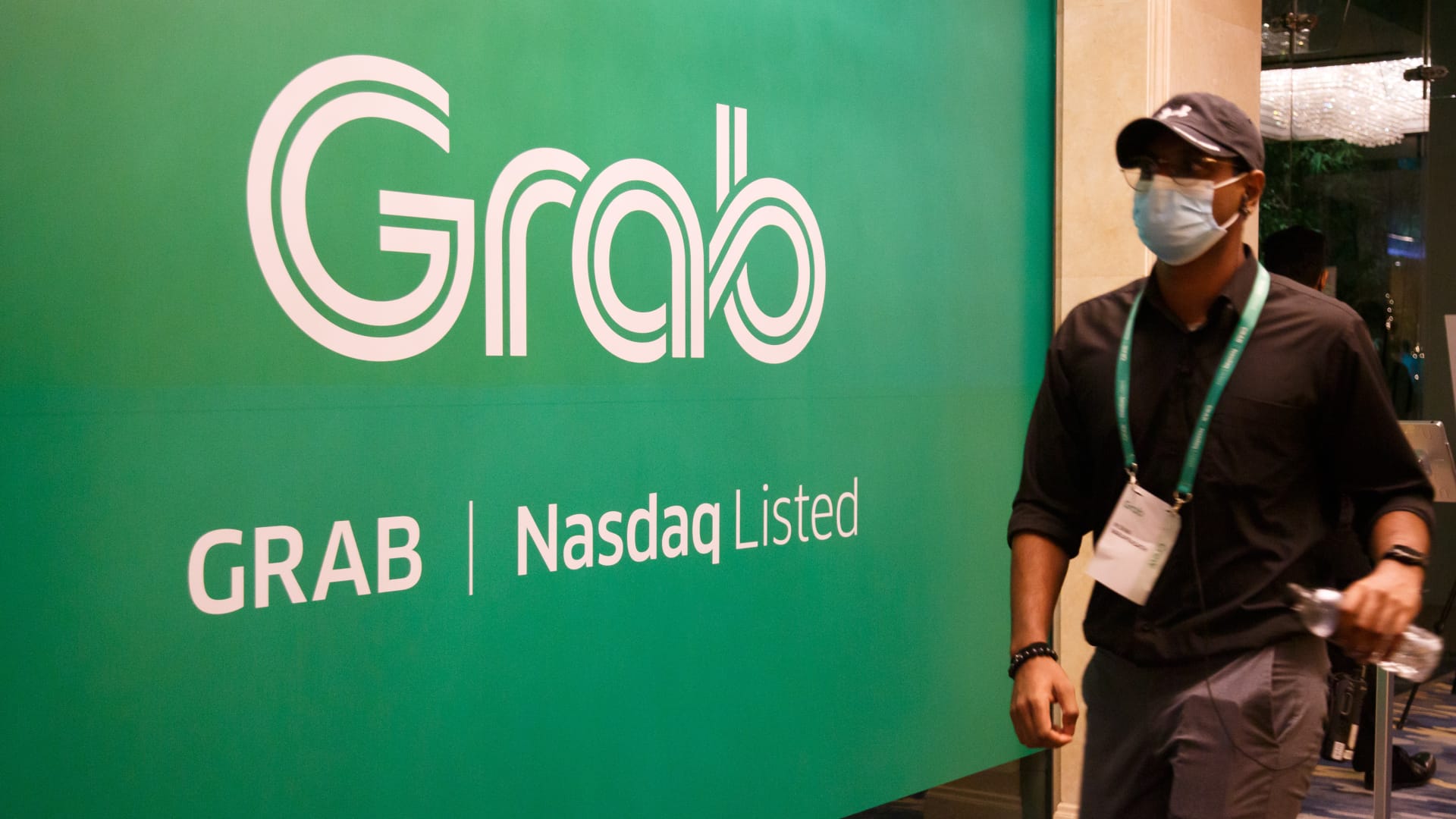 ride-hailing-giant-grab-posts-first-profitable-quarter,-announces-$500-million-share-buyback