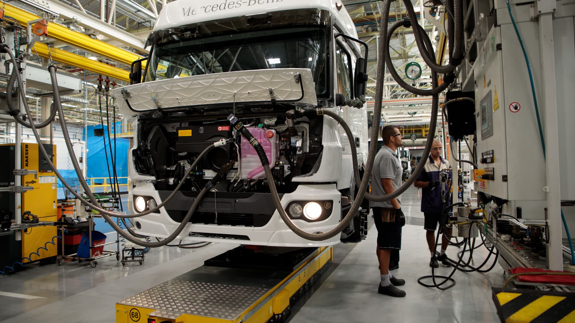 daimler-truck-surges-13%-to-new-record-on-bumper-earnings,-buyback-announcement