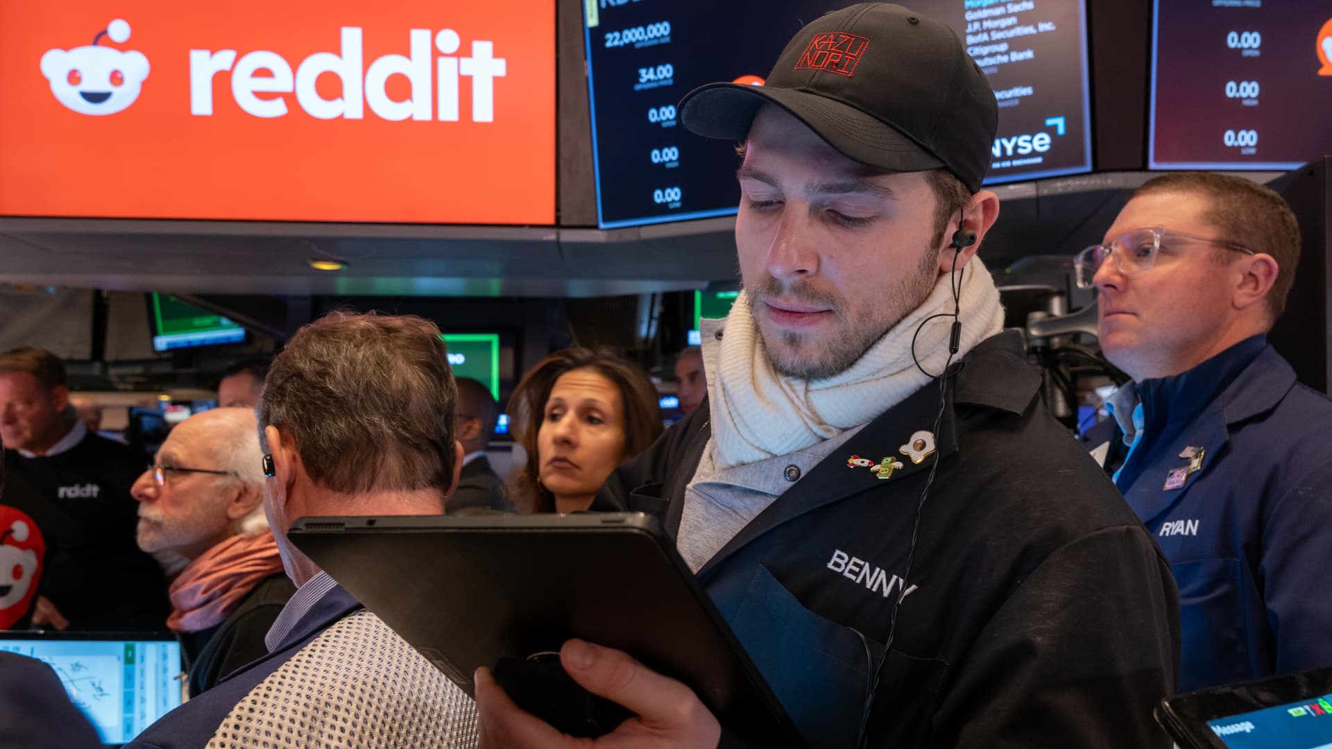 stocks-making-the-biggest-moves-premarket:-reddit,-nike,-fedex-and-more