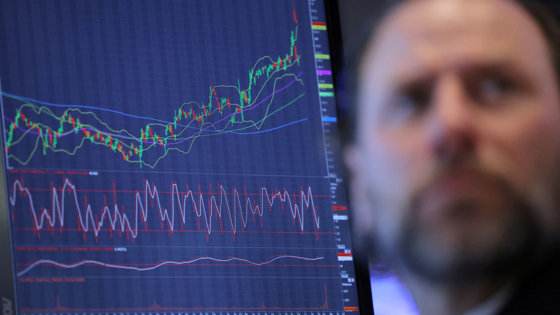 hedge-funds-are-selling-stocks-at-the-fastest-pace-in-three-months-and-stepping-up-short-bets