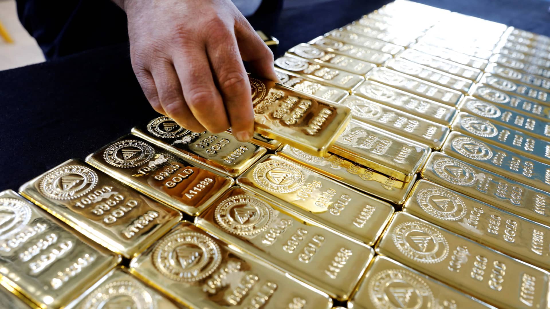 physical-gold-offers-more-protection-than-mining-stocks,-says-state-street’s-george-milling-stanley