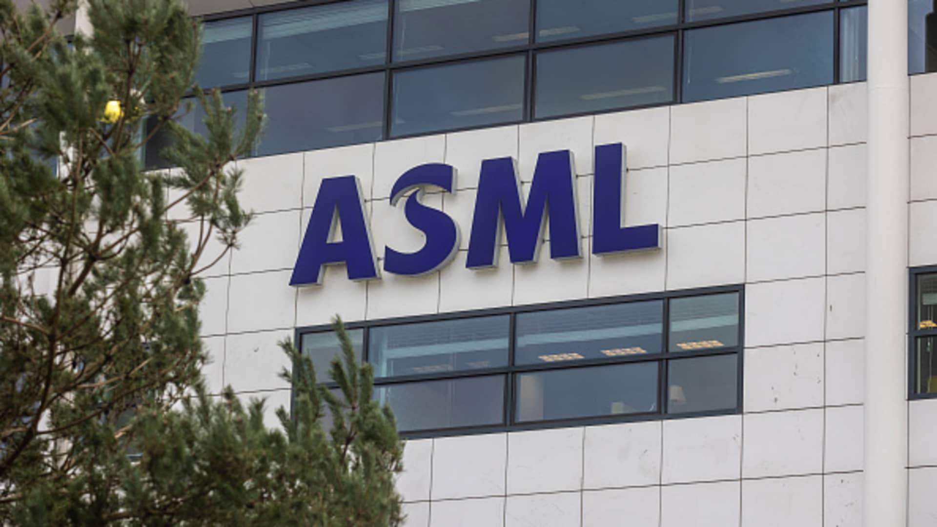 shares-of-critical-chip-firm-asml-drop-5%-as-sales-miss-expectations-with-22%-fall