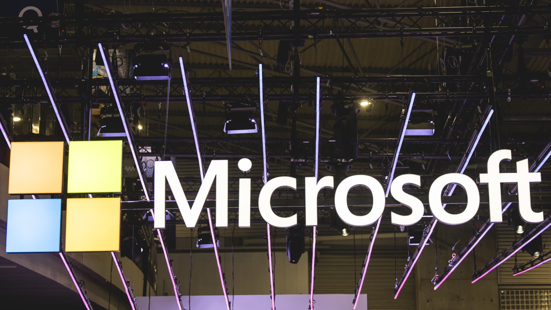 stocks-making-the-biggest-moves-midday:-microsoft,-alphabet,-exxon-mobil,-snap-and-more