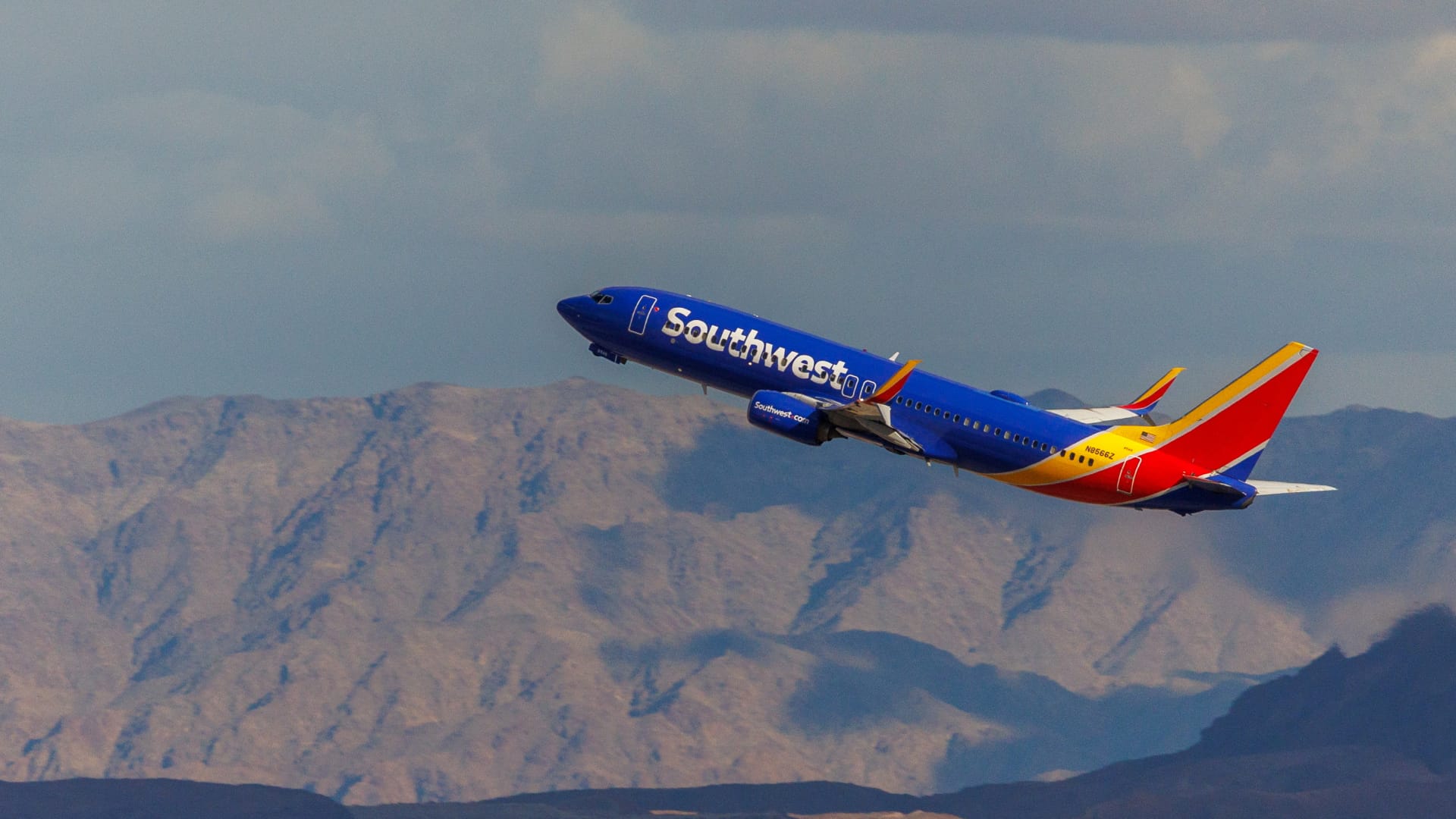 jim-cramer-says-it-is-‘too-early-to-buy’-southwest-on-its-brutal-five-session-slide