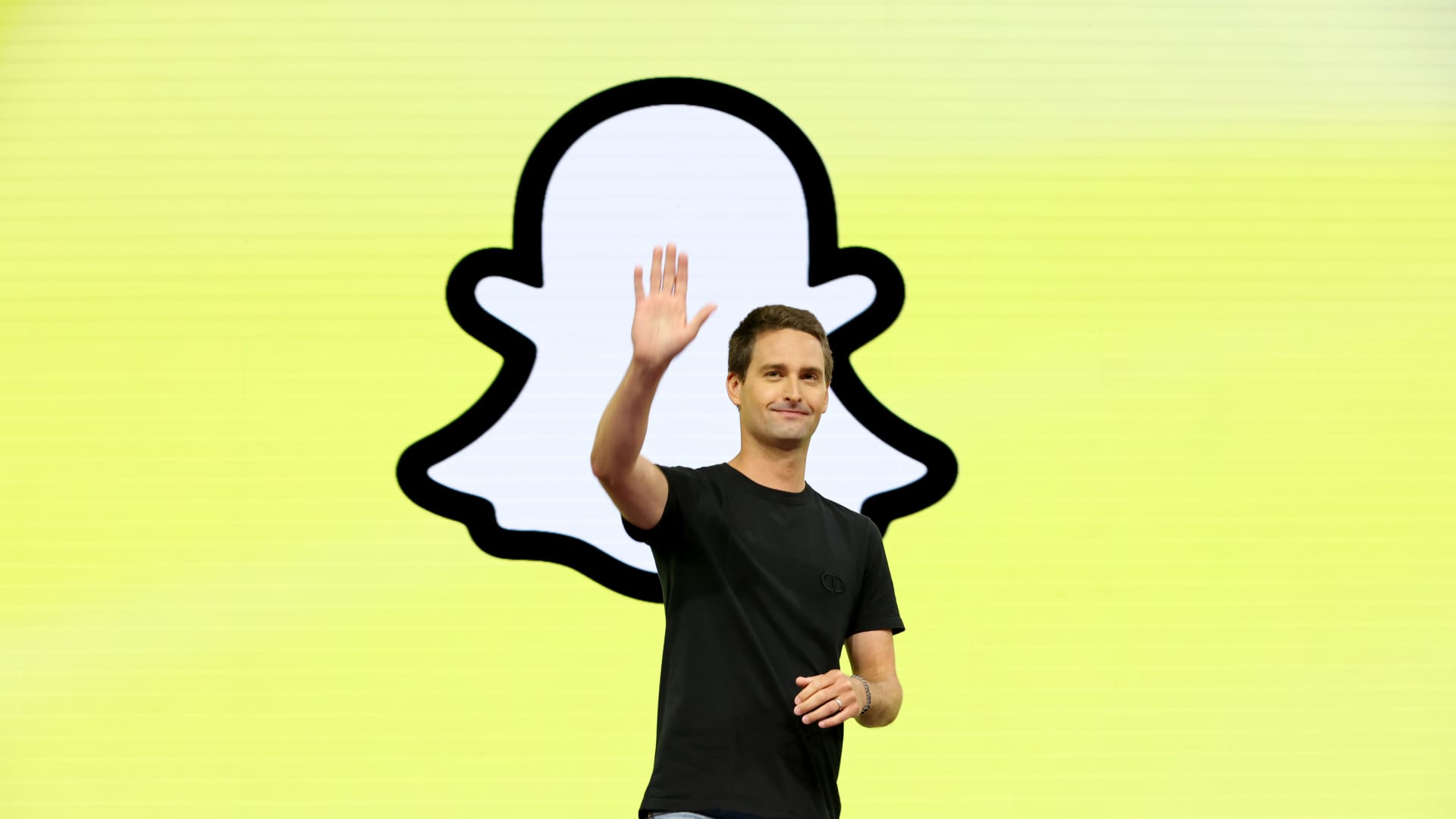 snap-shares-soar-23%-as-company-beats-on-earnings,-shows-strong-revenue-growth