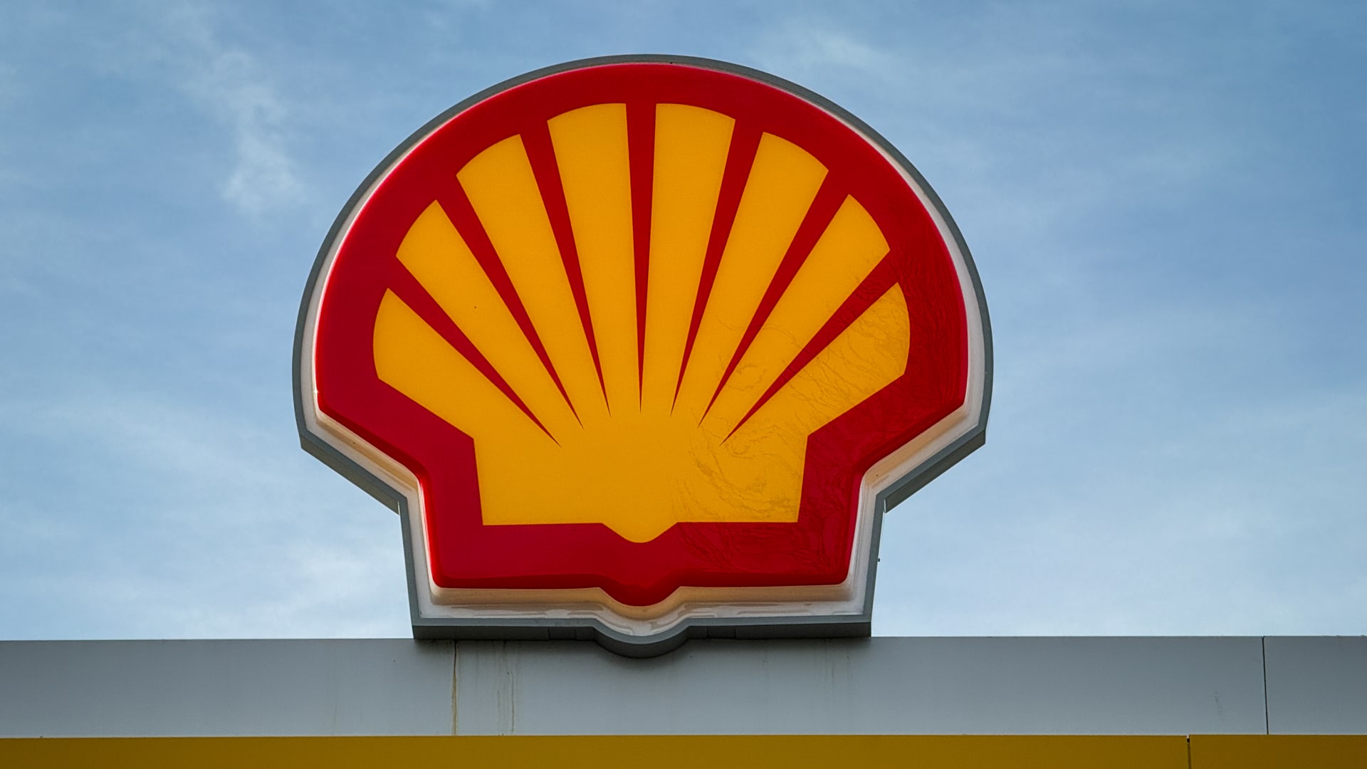 oil-giant-shell-beats-first-quarter-profit-estimates,-launches-$3.5-billion-share-buyback