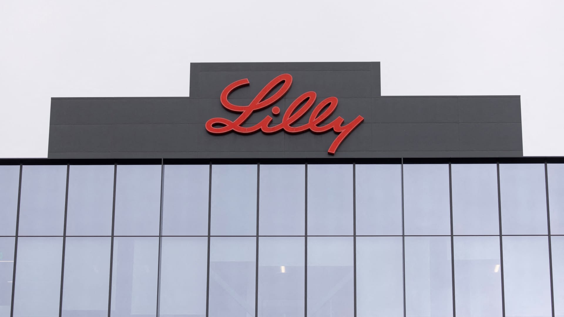 here’s-what’s-driving-friday’s-stock-action-in-apple,-coterra-and-eli-lilly