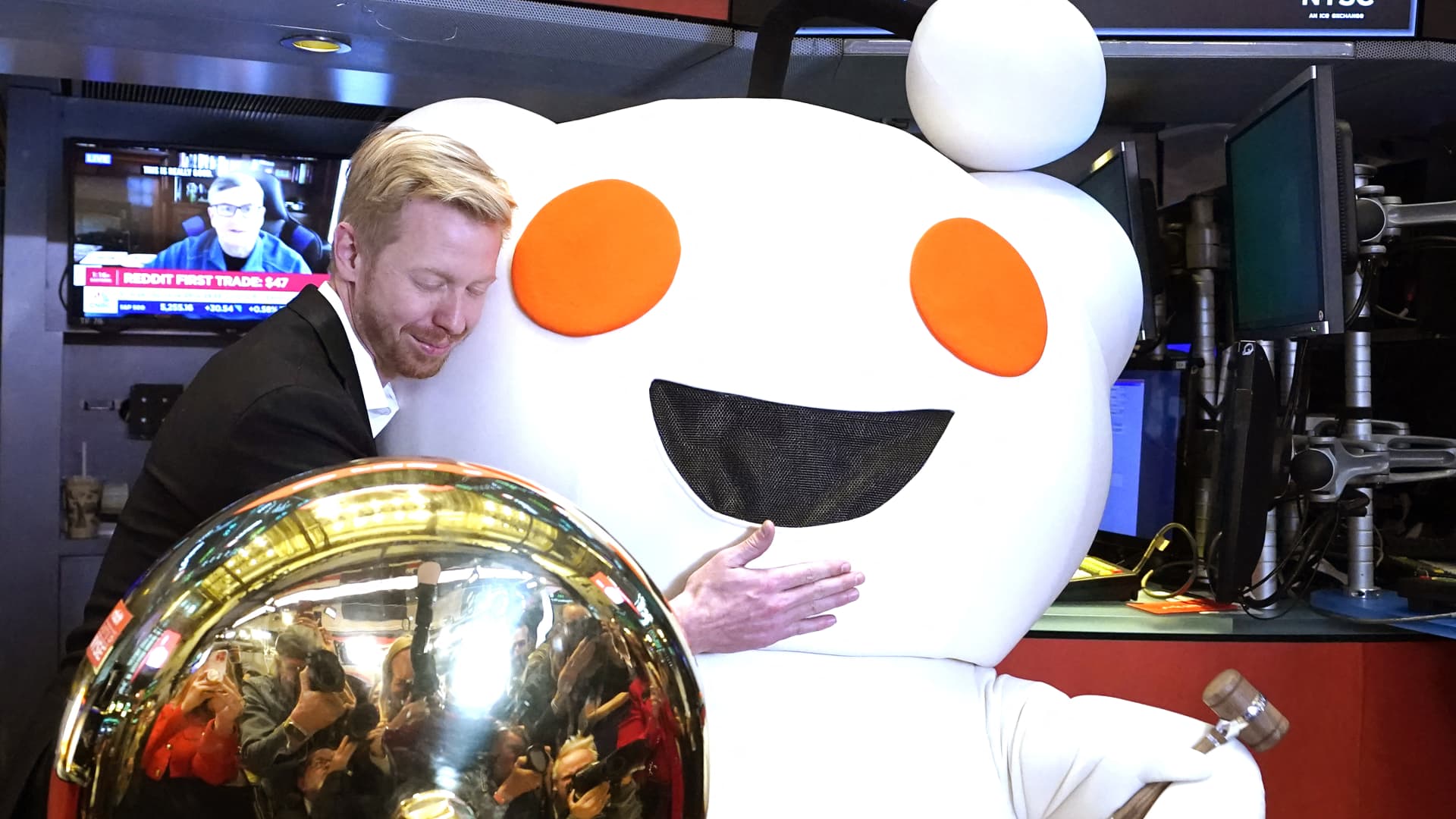 reddit-shares-soar-14%-after-company-reports-revenue-pop-in-debut-earnings-report