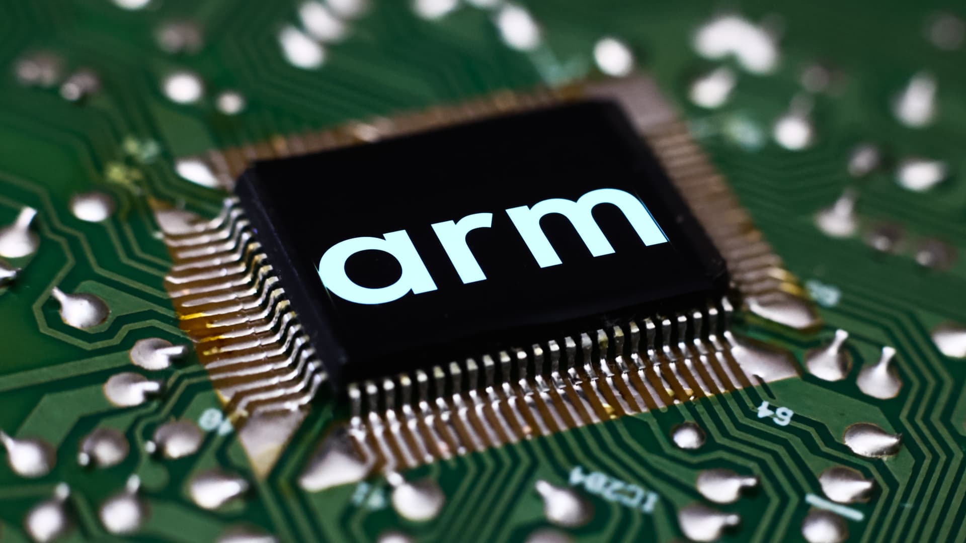 chip-designer-arm’s-shares-plunge-over-8%-after-lackluster-revenue-guidance