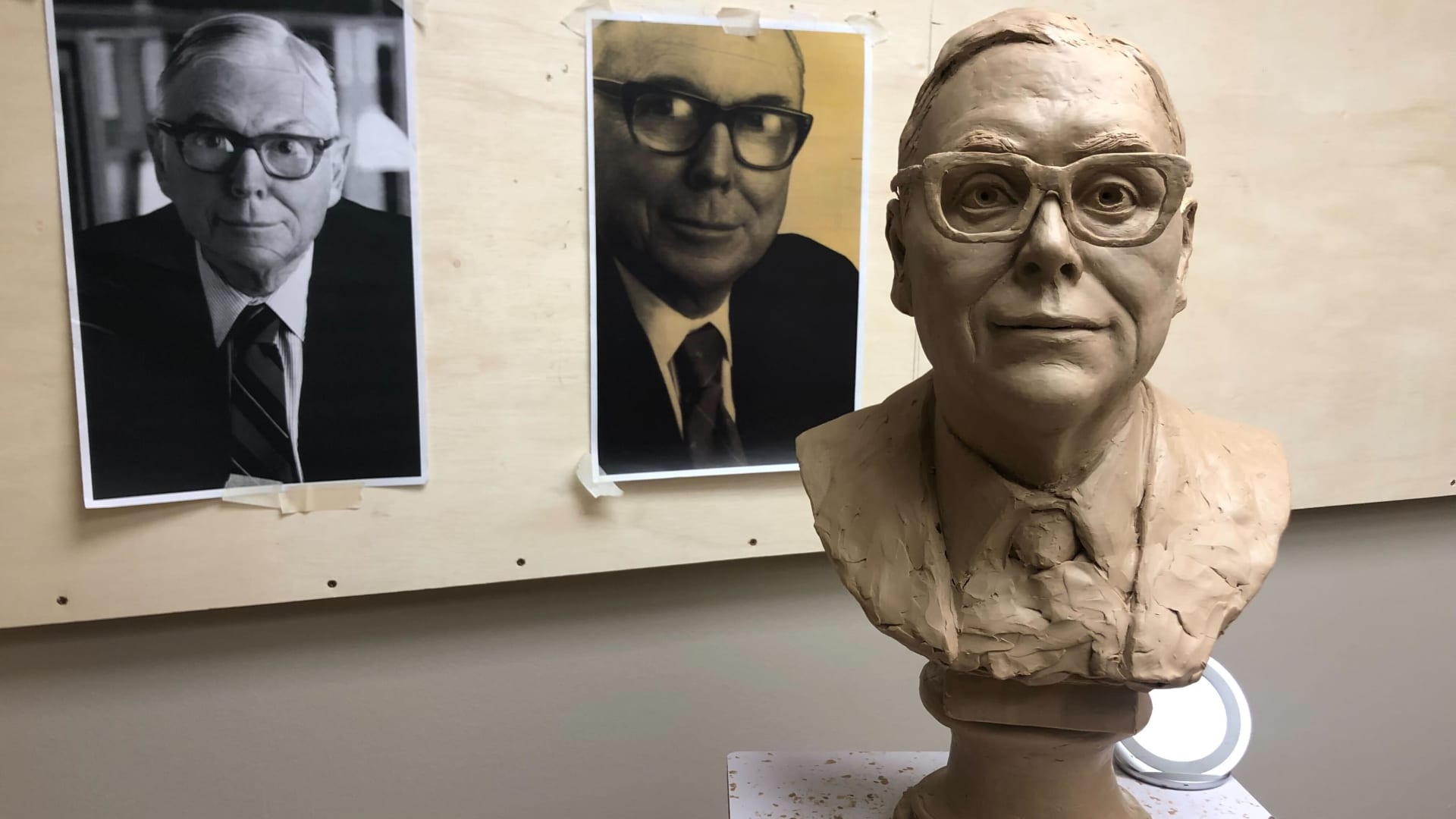 bronze-bust-honoring-the-late-charlie-munger-wowed-crowd-in-omaha-at-berkshire-meeting